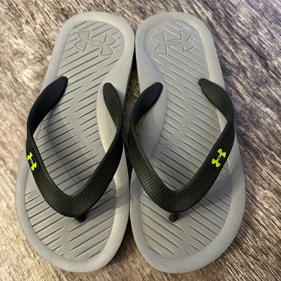 Under Armour Sandals/ Flip Flops Size Youth 1/2 - Picture 1 of 8
